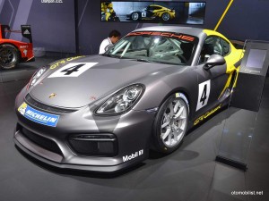 2016-Porsche-GT4-Clubsport-capraz